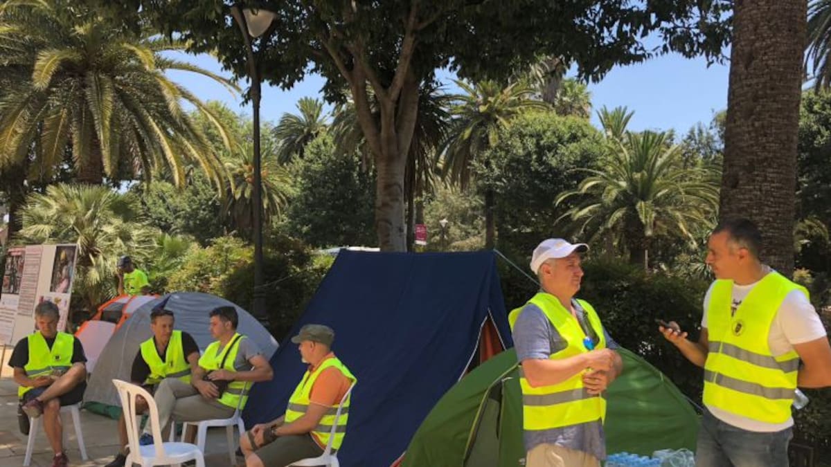 Los bomberos acampan ante la Casona del Parque