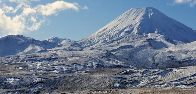 El parque Tongariro se convirtió en el oscuro reino de Mordor en la trilogía de <i>El Señor de los Anillos</i>, filmada por Peter Jackson. El monte Ngauruhoe, en la ficción de Tolkien el <i>monte Doom</i>, atrae a miles de escaladores, montañeros y esquiadores