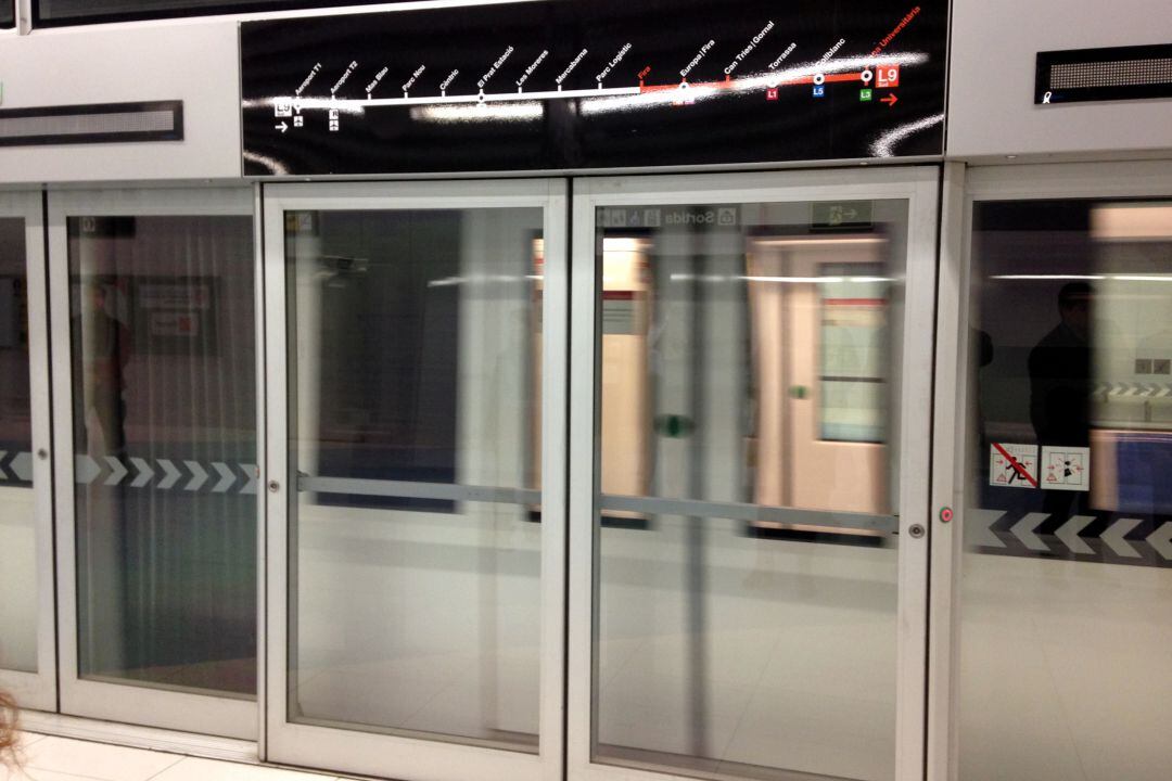 Un tren arribant a l&#039;andana de l&#039;estació de Fira de la línia 9