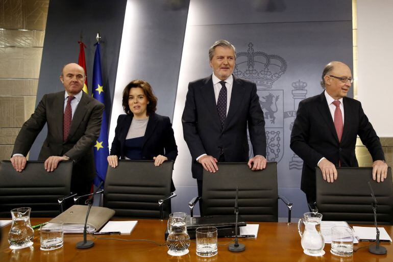 El ministro de Economía, Luís de Guindos, la vicepresidenta del Gobierno, Soraya Saénz de Santamaria, el ministro de Cultura y portavoz del Gobierno,Íñigo Méndez de Vigo, y el ministro de Hacienda, Cristóbal Montoro, durante la rueda de prensa posterior a