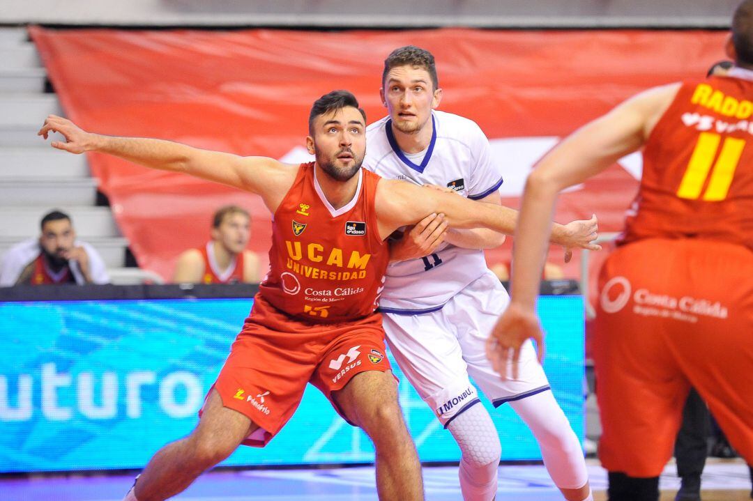 Cate defiende la posición en un partido del UCAM