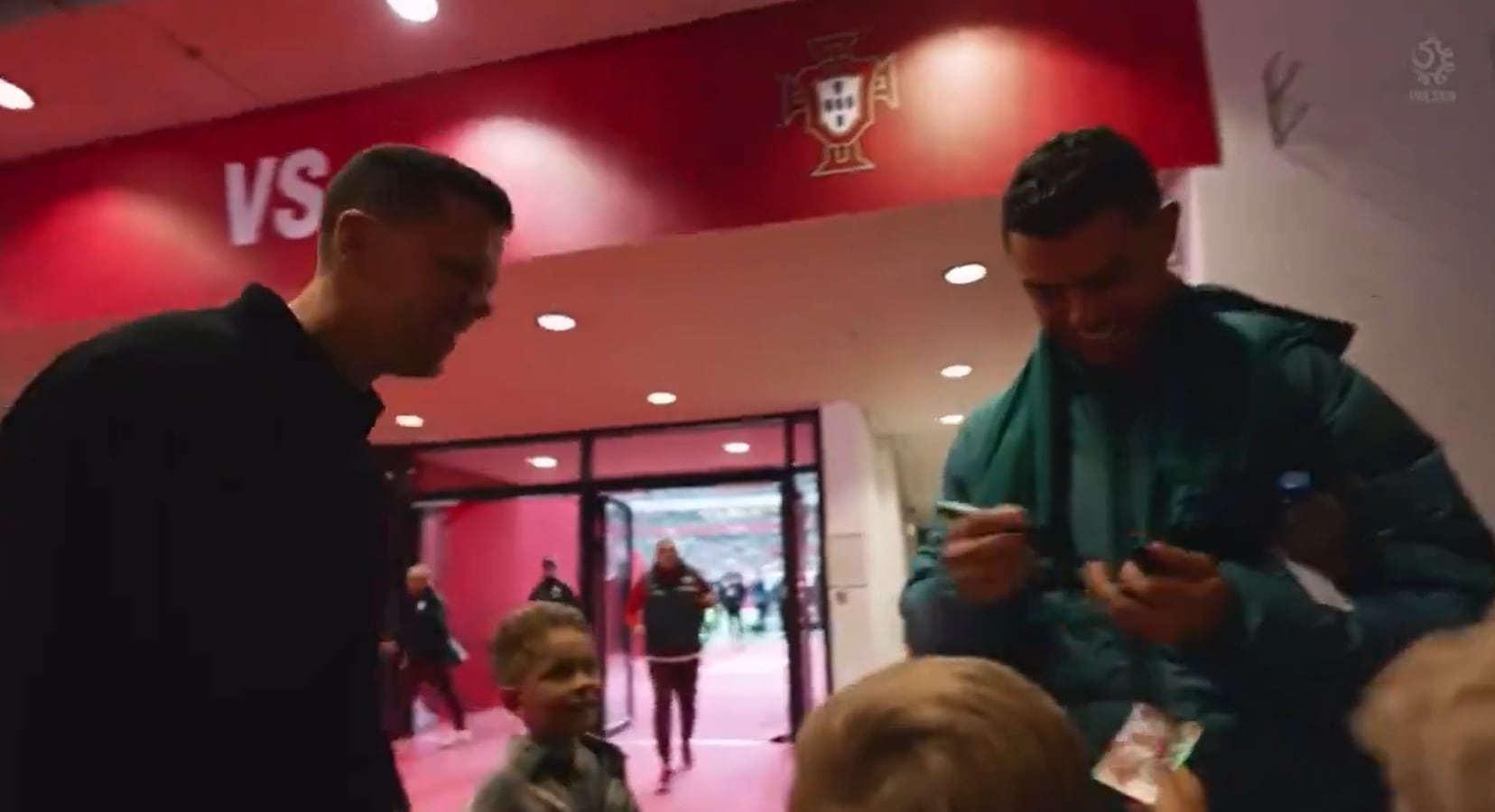 Szczesny y Cristiano Ronaldo se saludan tras el Polonia-Portugal