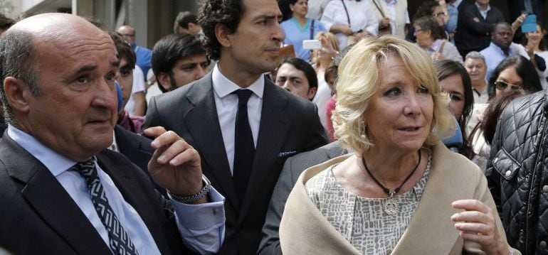 Beltrán Gutiérrez, acompañado por Esperanza Aguirre, expresidenta de la Comunidad de Madrid, en 2014