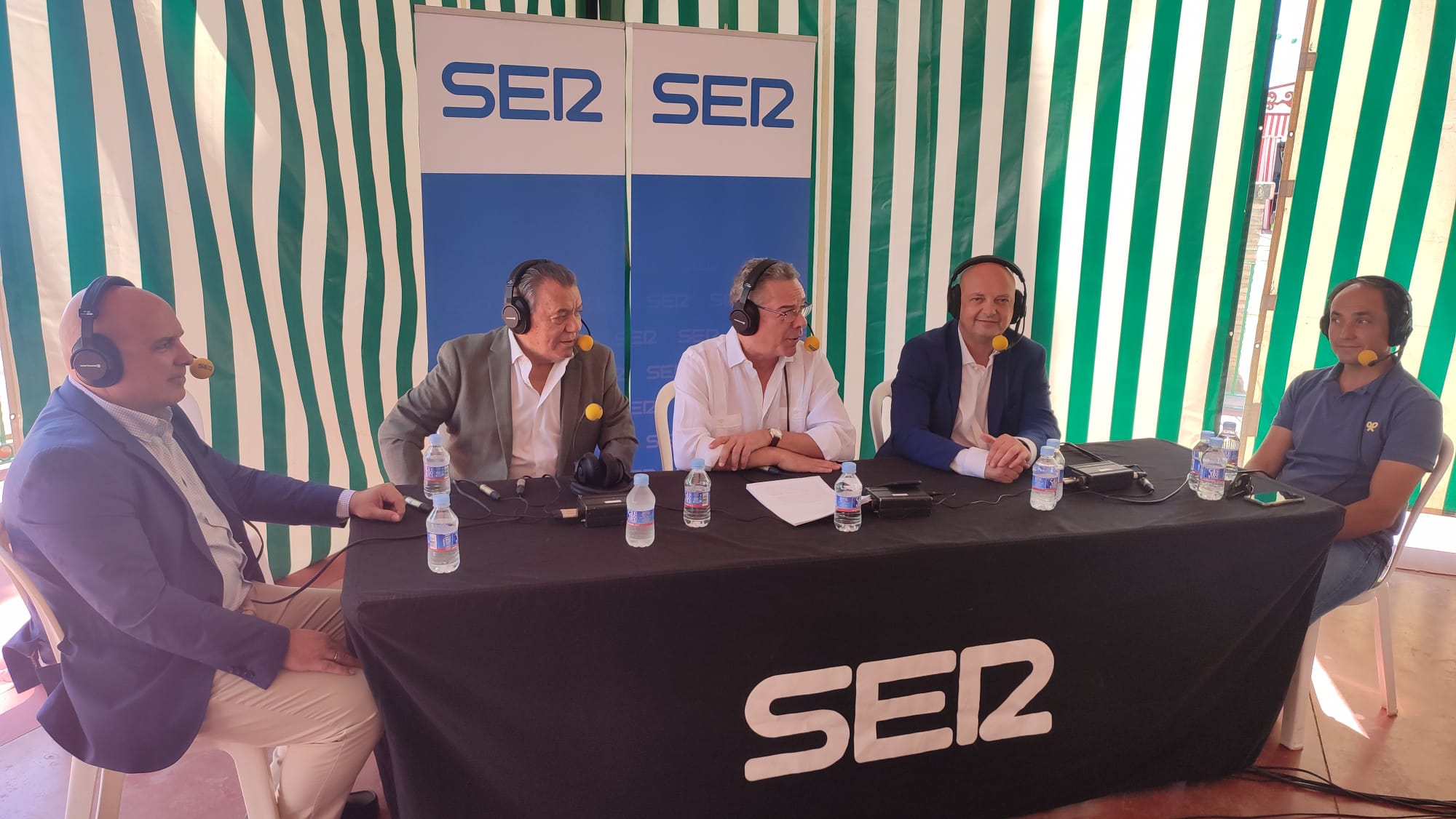 Salomón Hachuel junto a los invitados al Hoy por Hoy desde la Feria de Dos Hermanas 2023