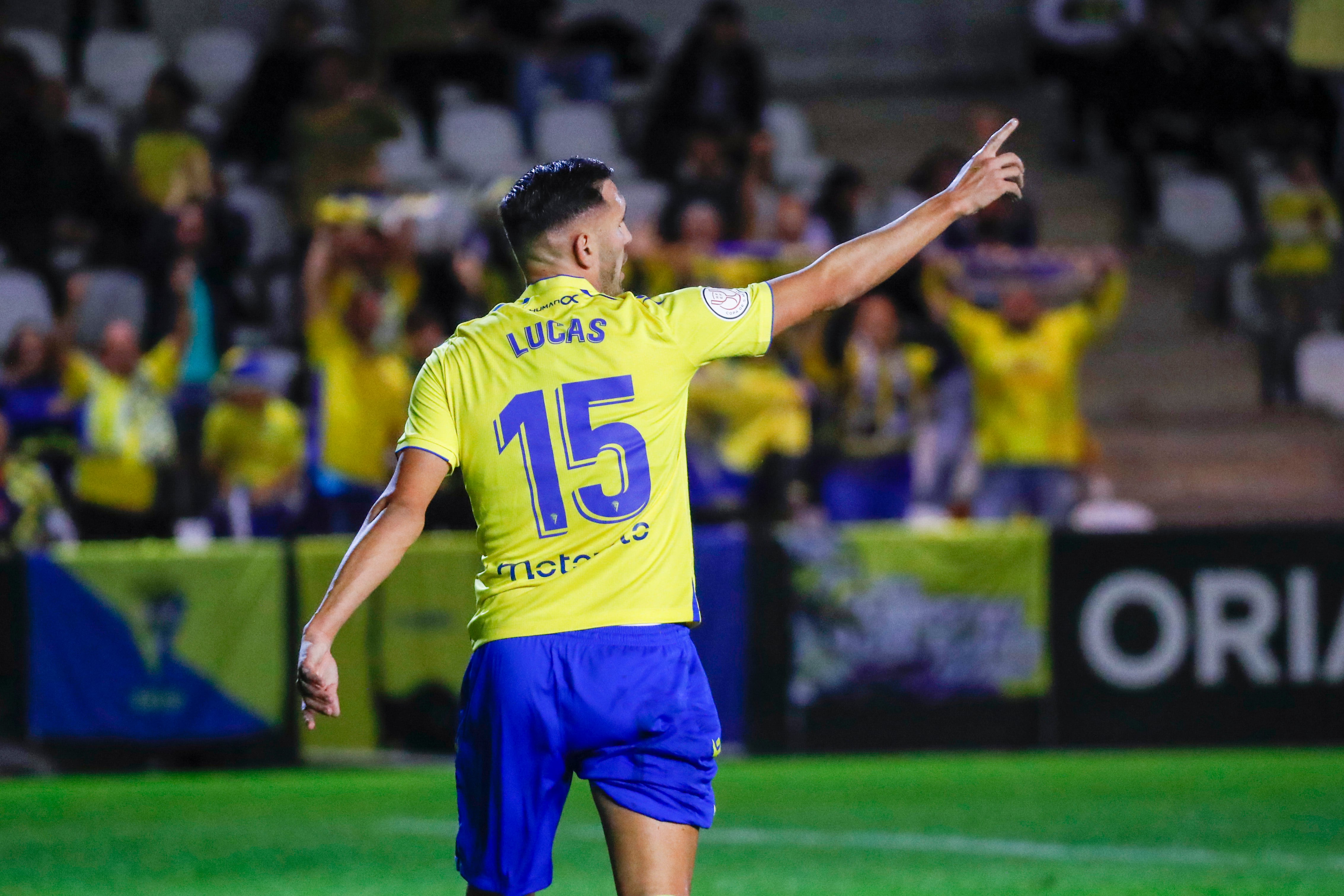 IRÚN (GIPUZCOA), 13/11/2022.- El delantero del Cádiz Lucas Pérez celebras tras anotar ante el Real Unión durante el encuentro correspondiente a la primera eliminatoria de la Copa del Rey disputado hoy domingo en el Stadium Gal de Irún. EFE / Juan Herrero
