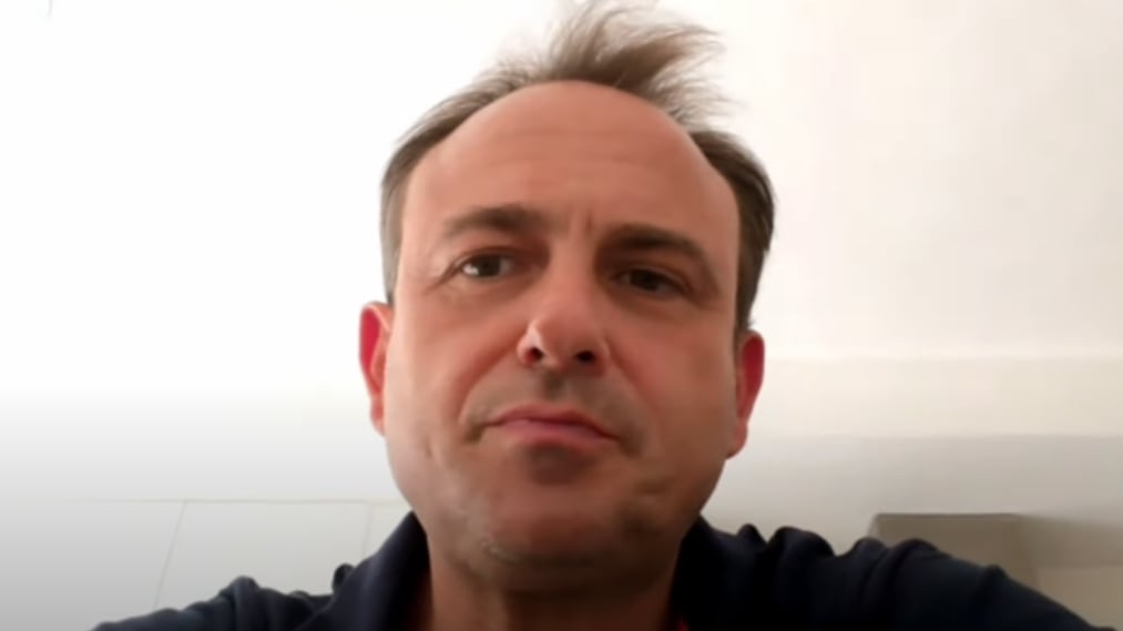 Juanma Valero, excapitán del Real Murcia, atiende a Radio Murcia.