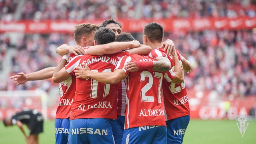 Los jugadores del Sporting celebran uno de los goles al Málaga.