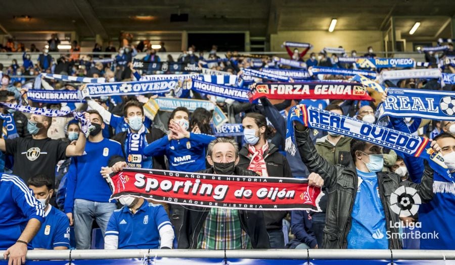 Dos aficionados del Sporting entre seguidores azules durante el derbi de la primera vuelta en el Tartiere.