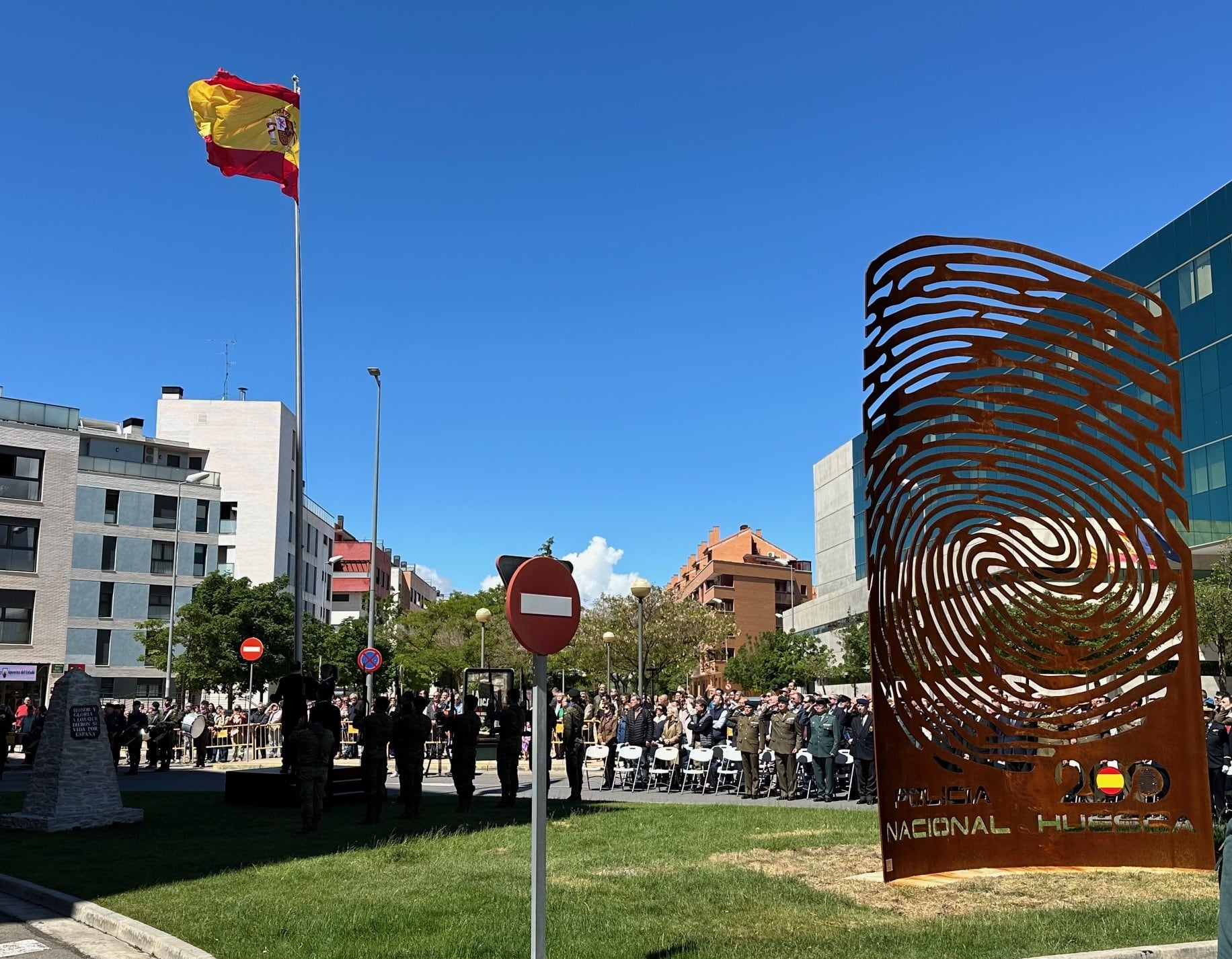 Escultura de homenaje a la Policía Nacional en Huesca