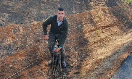 Huerta, junto a un corzo recién rescatado