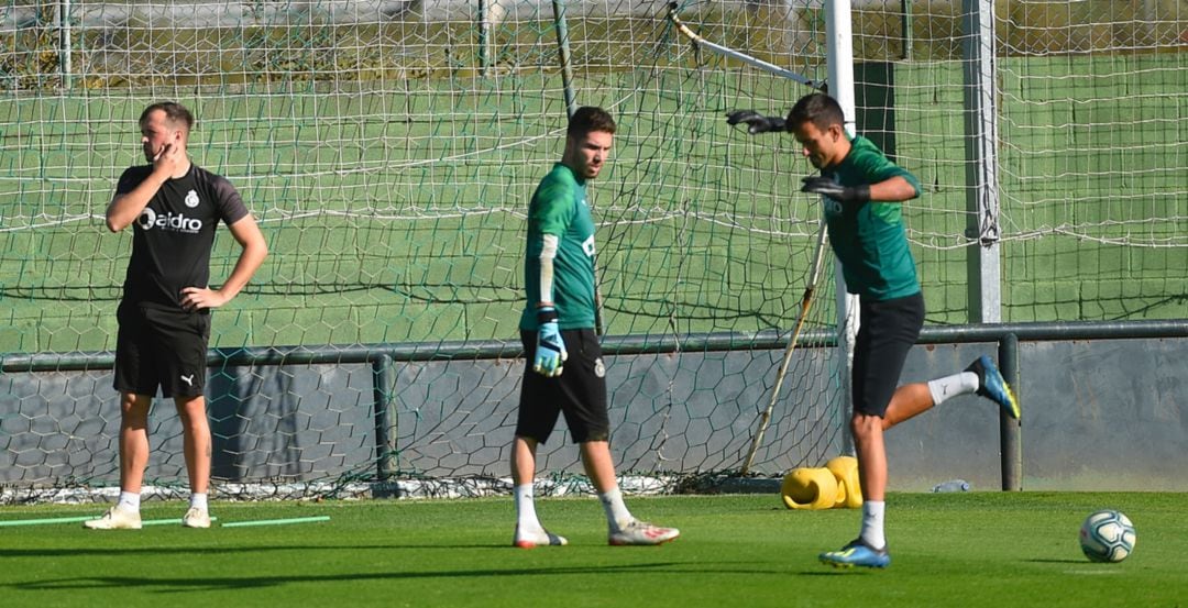 Iván Crespo, compartiendo ejercicios bajo palos junto a Luca y el preparador de porteros Fabián Fernández.