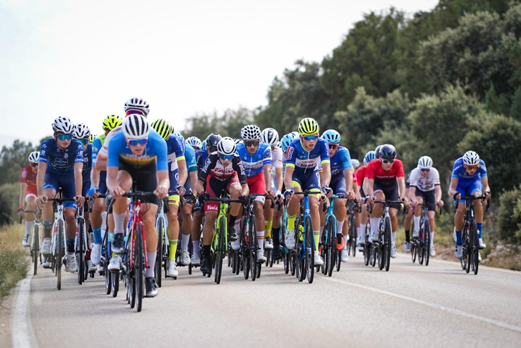 El pelotón sufrió el viento ribereño durante toda la jornada