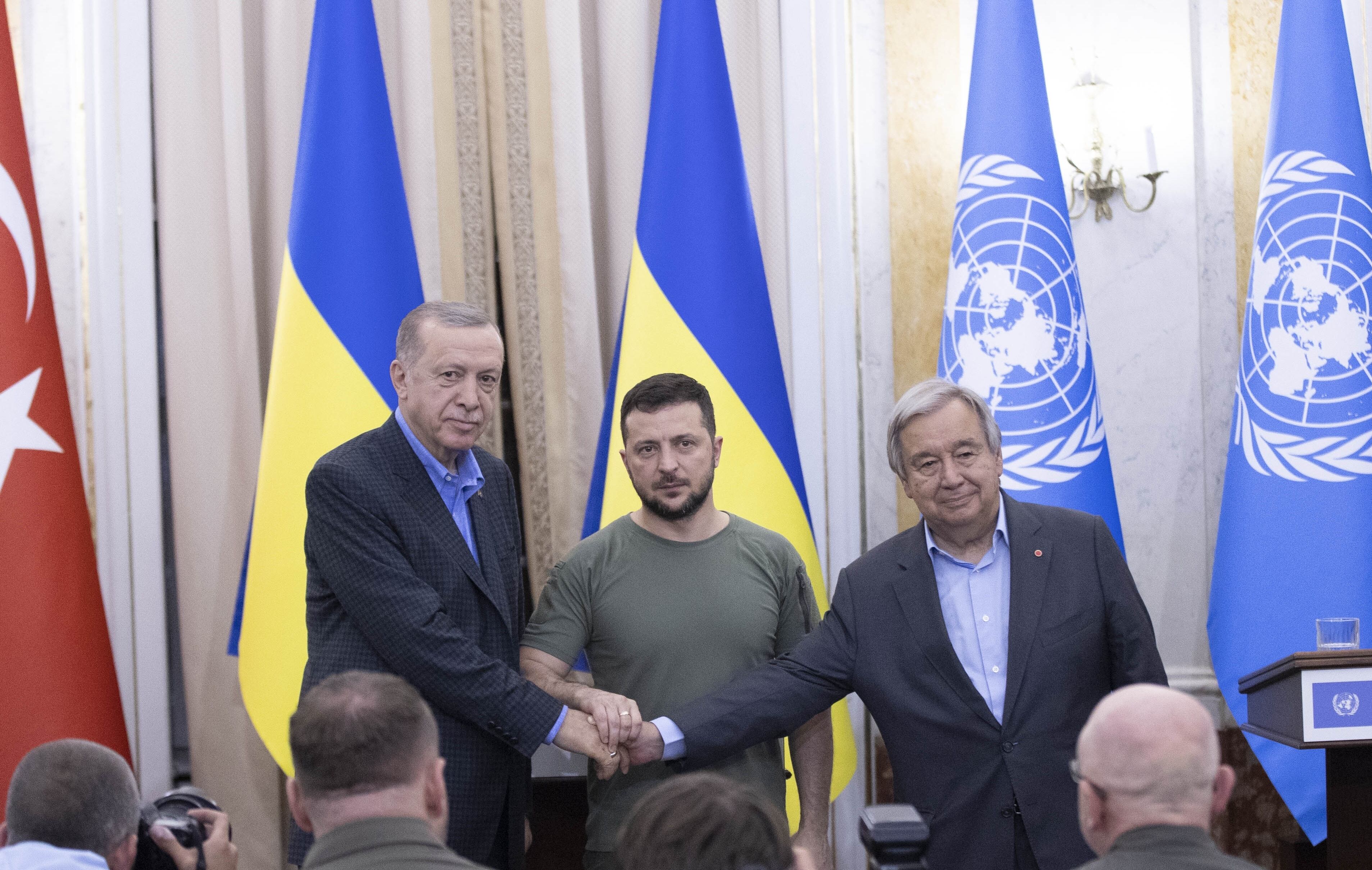 El presidente ucraniano, Volodymir Zelenski, junto al secretario general de la ONU, António Guterres, y el presidente turco, Recep Tayyip Erdogan, este jueves en Leópolis (Lviv)