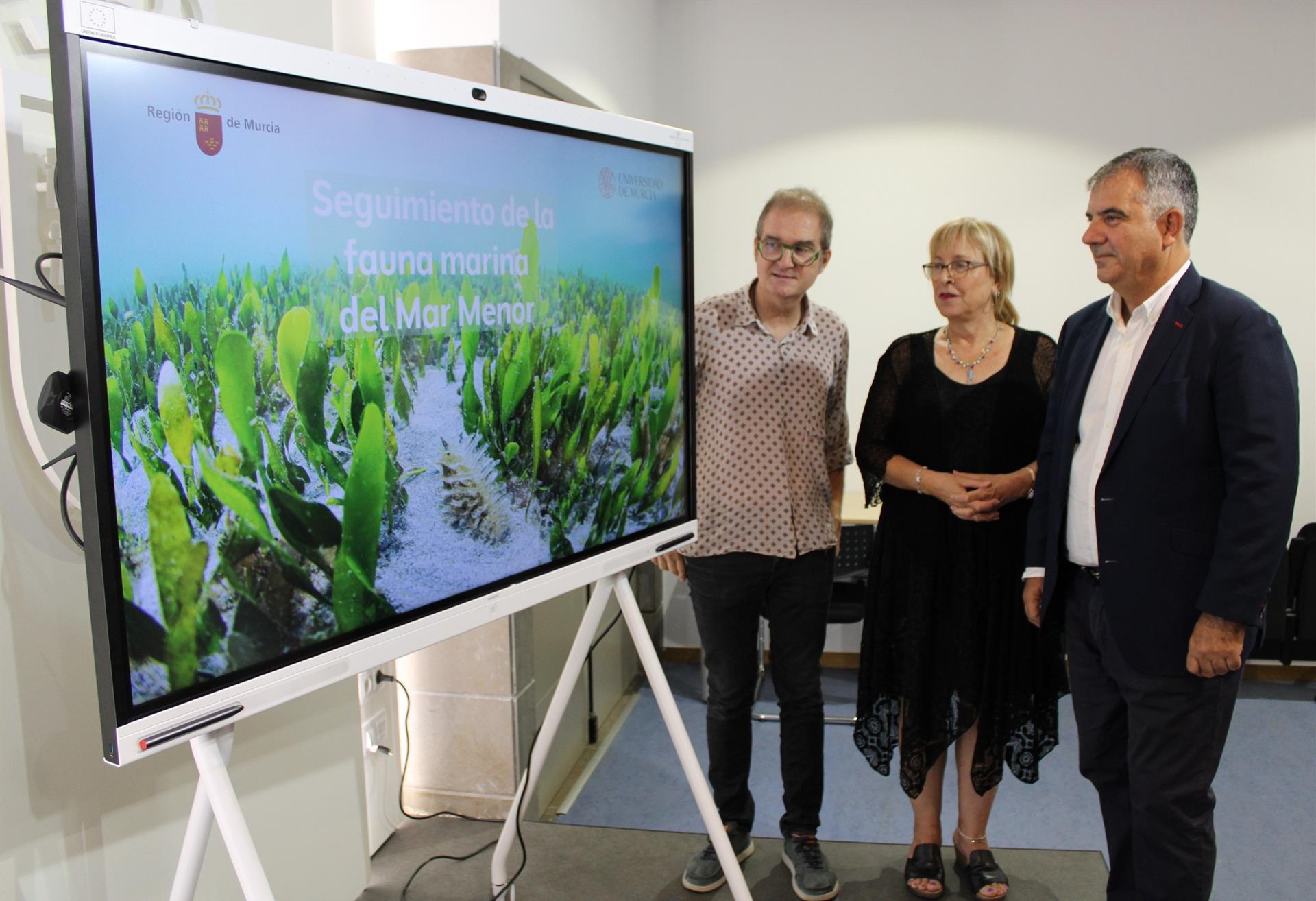 El consejero de Medio Ambiente, Universidades, Investigación y Mar Menor, Juan María Vázquez, junto a los investigadores de la Universidad de Murcia, Mar Torralva y Emilio Cortés, expone los estudios y seguimiento de poblaciones faunísticas del Mar Menor - CARM