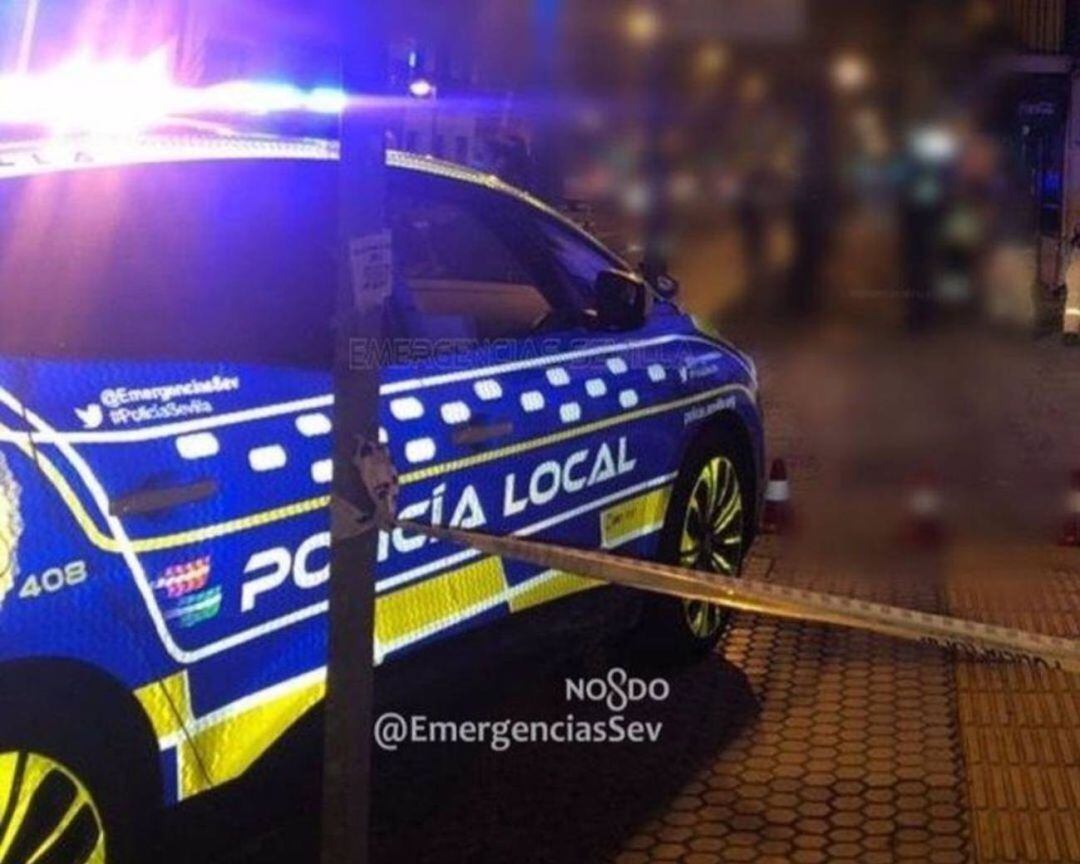 Vehículo de la Policía Local en la calle Betis.