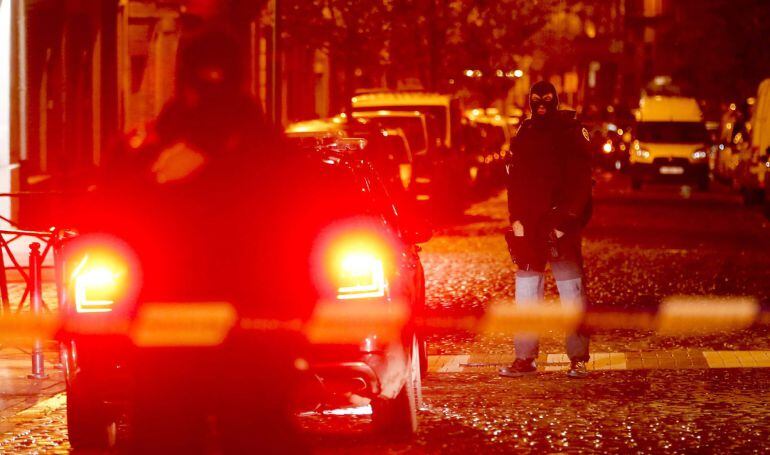 Policía belga, durante una operación policial en el barrio de Molenbeek, en Bruselas. 