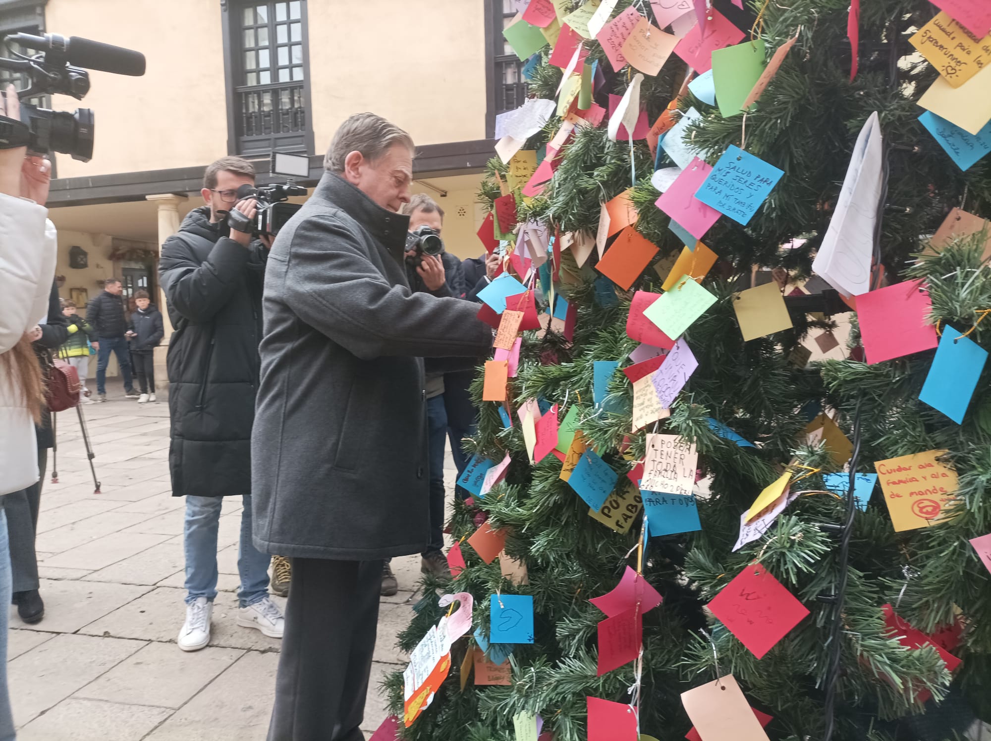 Alfredo Canteli con el árbol de los deseos de ACOA