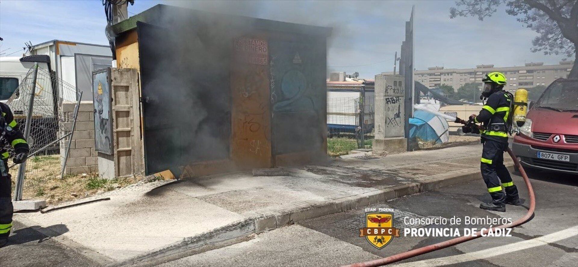 Sale ardiendo un transformador junto al camping de caravanas del recinto de la Feria de Jerez