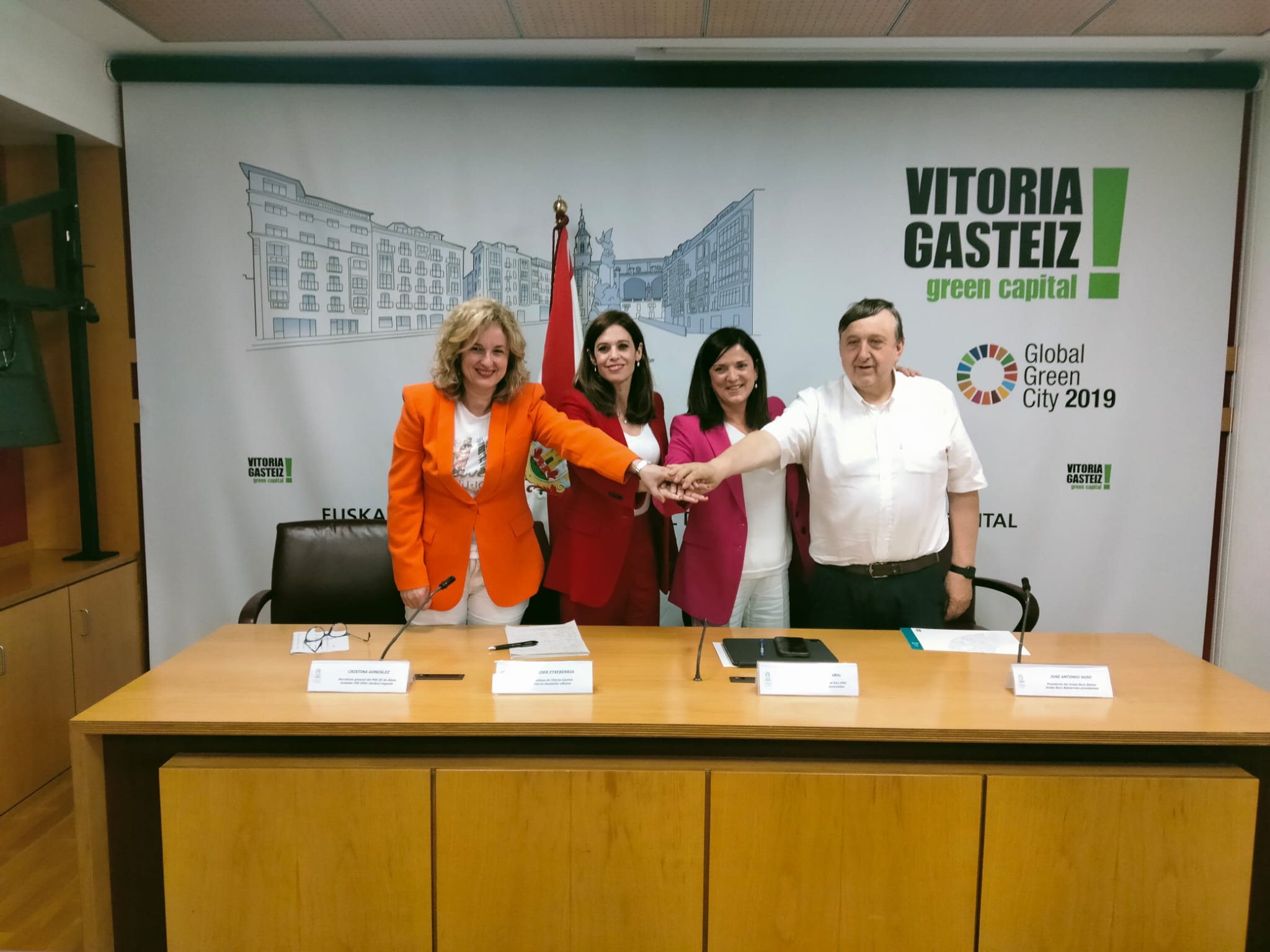 La alcaldesa de Vitoria, Maider Etxebarria, la portavoz del PNV, Beatriz Artolazabal, la secretaria general del PSE, Cristina González y el presidente del PNV en Álava, José Antonio Suso, chocan las manos tras anunciar el acuerdo de gobierno PSE-PNV en el Ayuntamiento de Vitoria