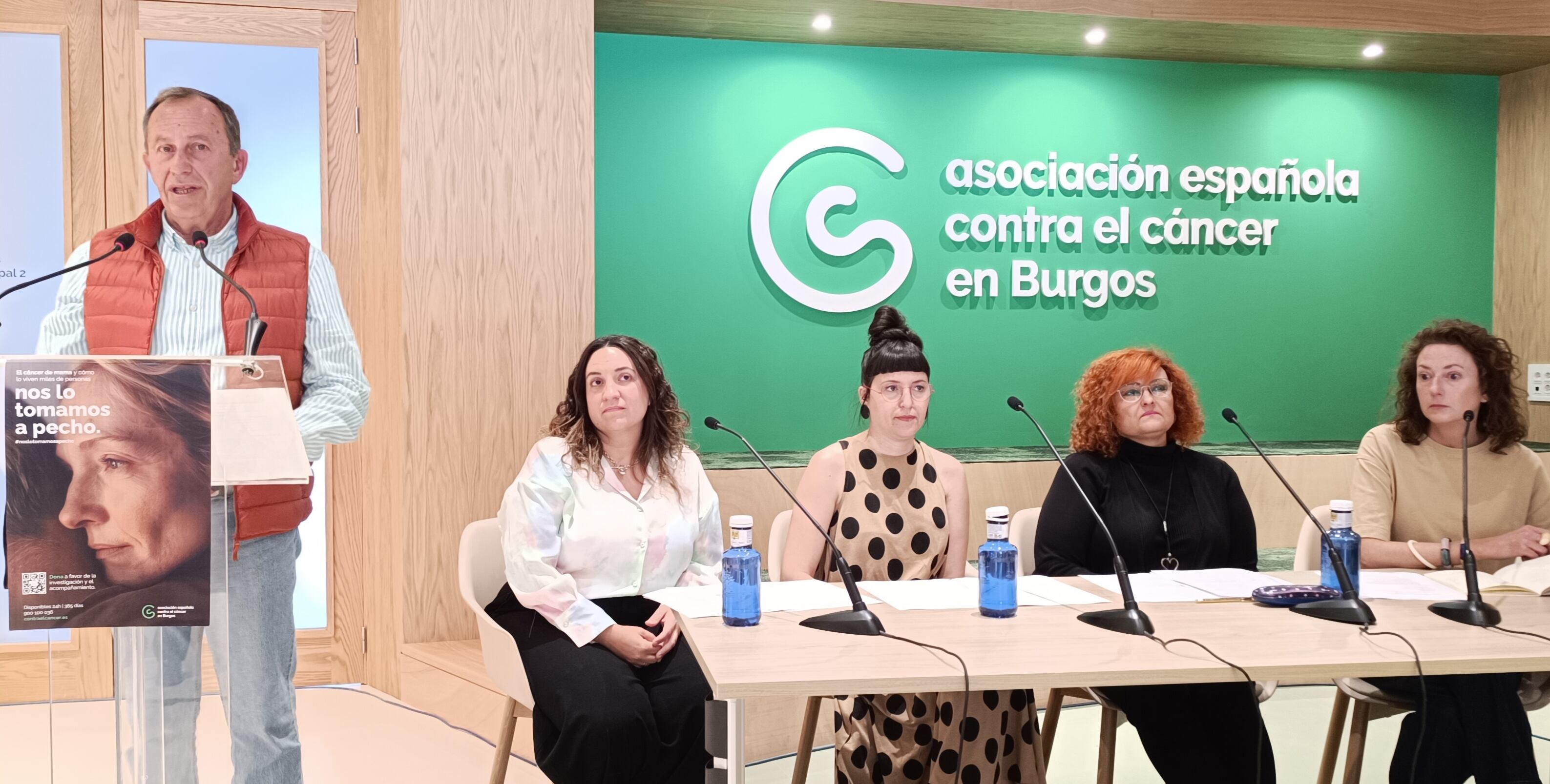 El presidente de la AECC en Burgos, Eduardo González, junto a protagonistas de la campaña 'Nos los tomamos a pecho'