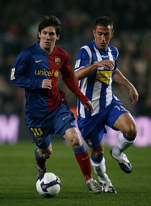 Messi controla la pelota ante la presencia del espanyolista Ángel