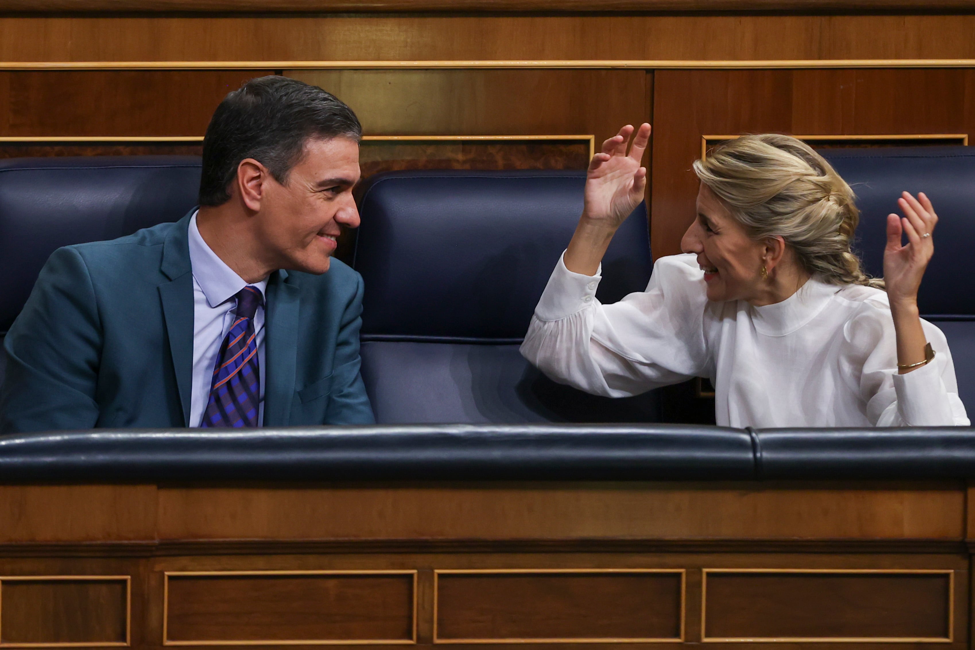 El presidente del Gobierno, Pedro Sánchez (i), junto a la vicepresidenta segunda del Gobierno y ministra de Trabajo y Economía Social, Yolanda Díaz.  EFE/ Kiko Huesca