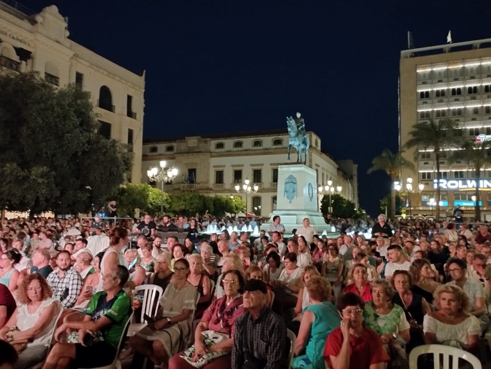 El público, durante la actuación de Estrella Morente en las Tendillas.