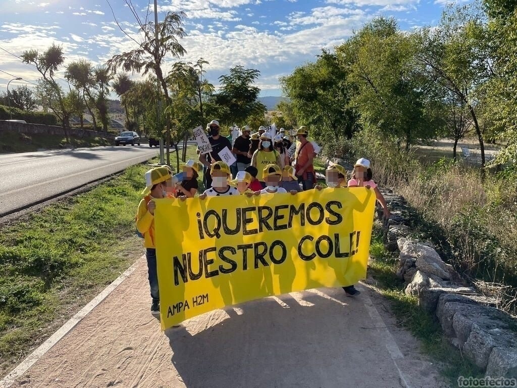 Las familias del colegio Héroes del 2 de mayo de Colmenar Viejo llevan al Defensor del Pueblo los retrasos en sus obras