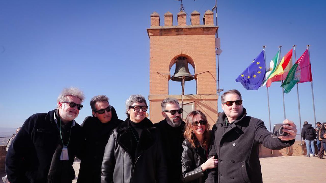 La directora de la Alhambra, Rocío Díaz, en la Torre de la Vela del monumento junto a miembros del grupo 091, tras la presentación del ciclo de conciertos '1001 músicas' para el septiembre del Generalife