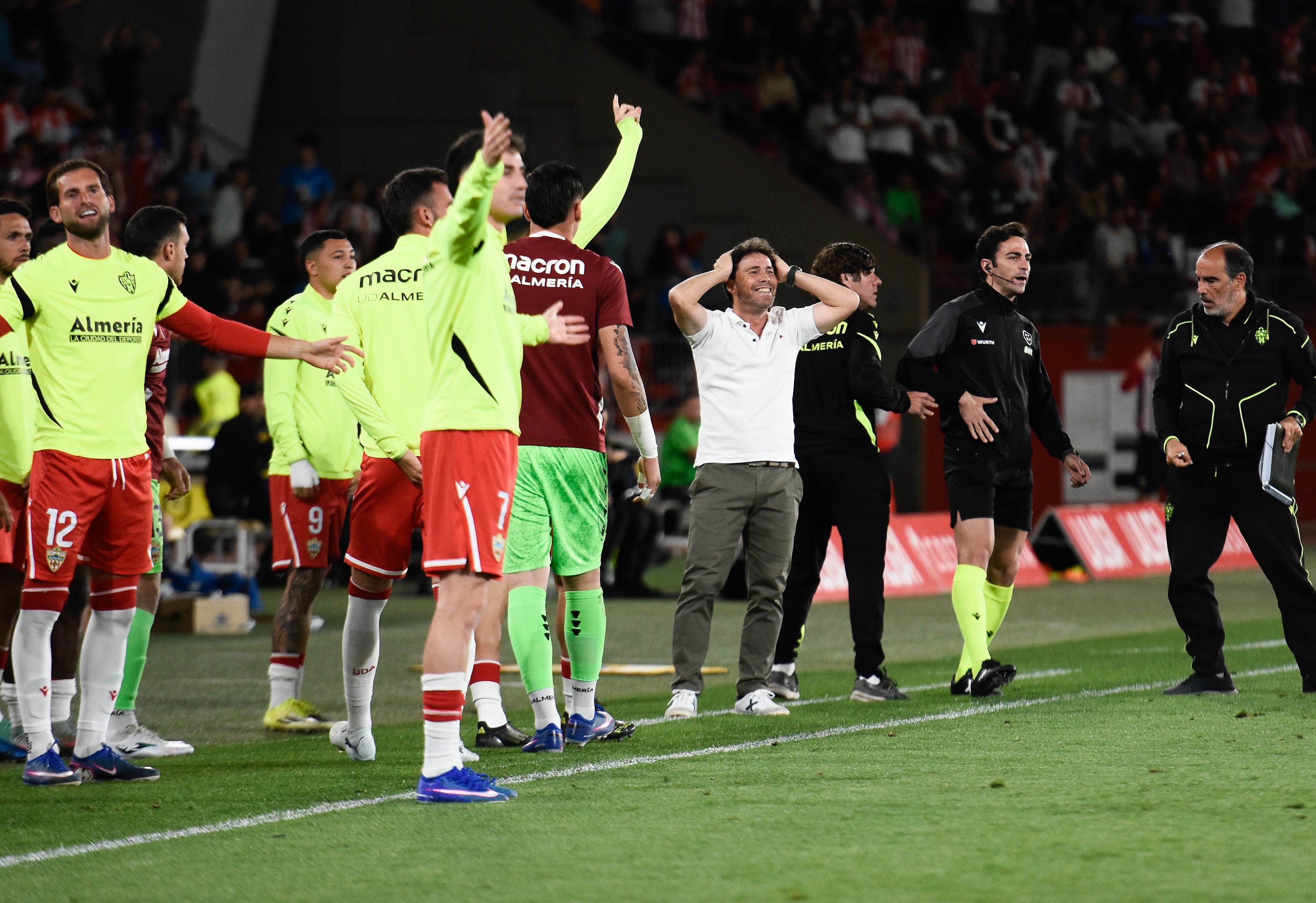 El banquillo del Almería no daba crédito al gol anulado a Bonini.