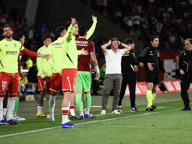El banquillo del Almería no daba crédito al gol anulado a Bonini.