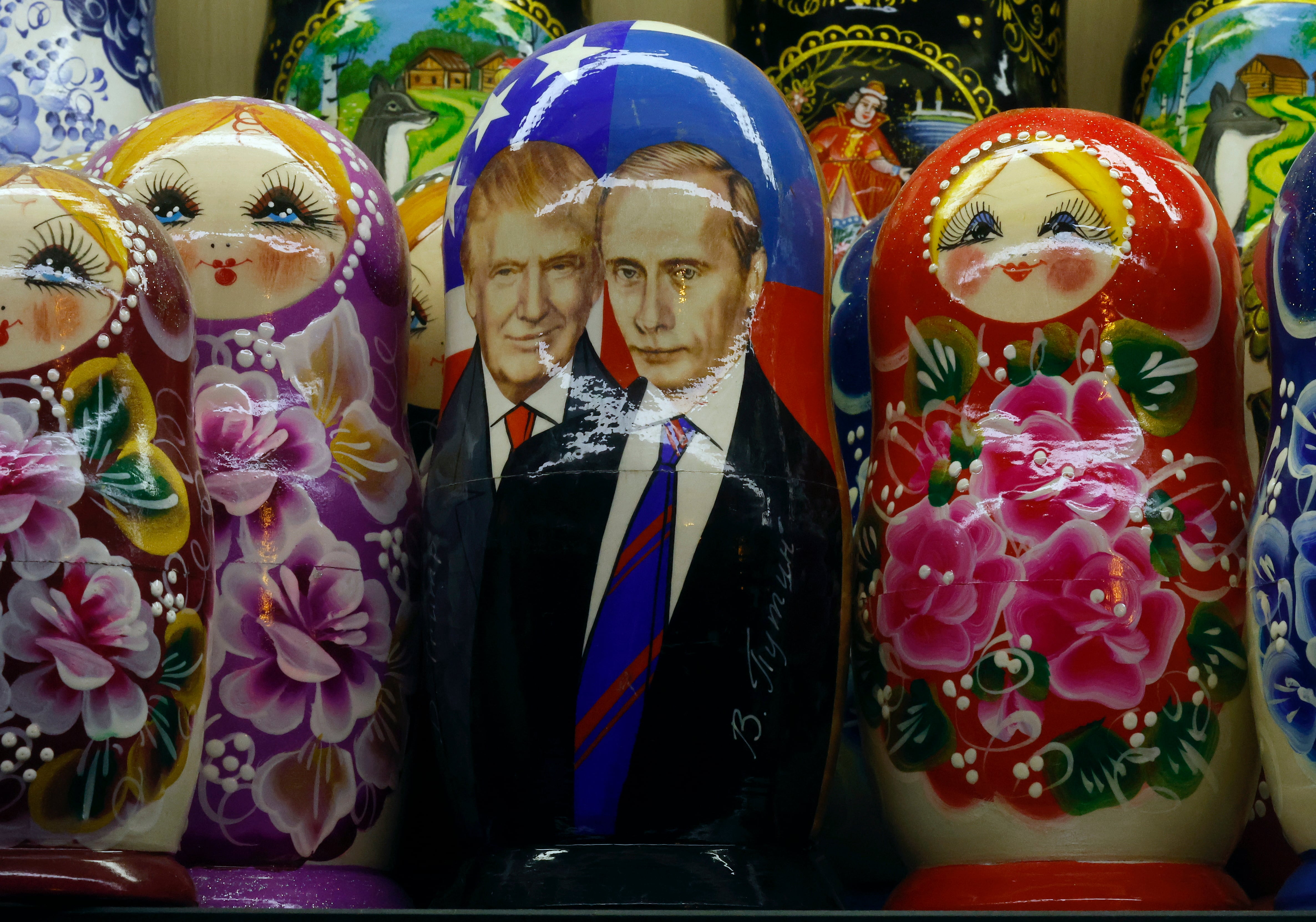 Una muñeca tradicional rusa, una matrioshka, con los rostros de Trump y de Putin en San Petersburgo