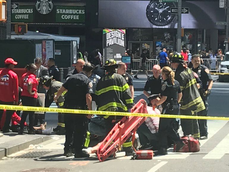 Los bomberos asisten a uno de los heridos en Times Square