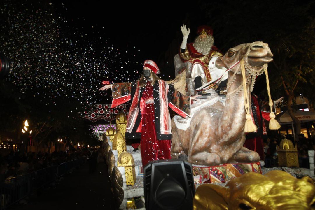 Un momento de la Cabalgata de los Reyes Magos de Alicante este 5 de enero