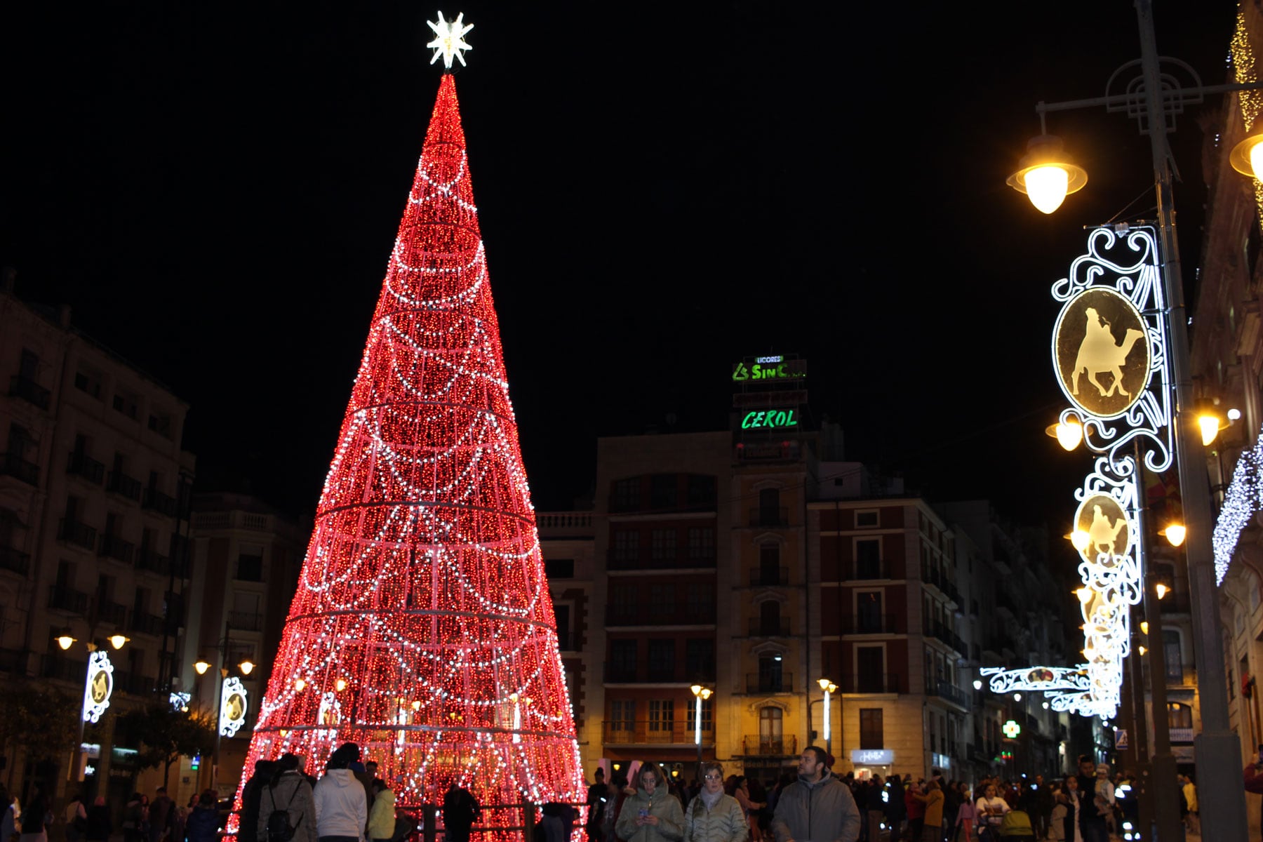 El árbol de Navidad y la iluminación tradicional alcoyana en la Plaza de España