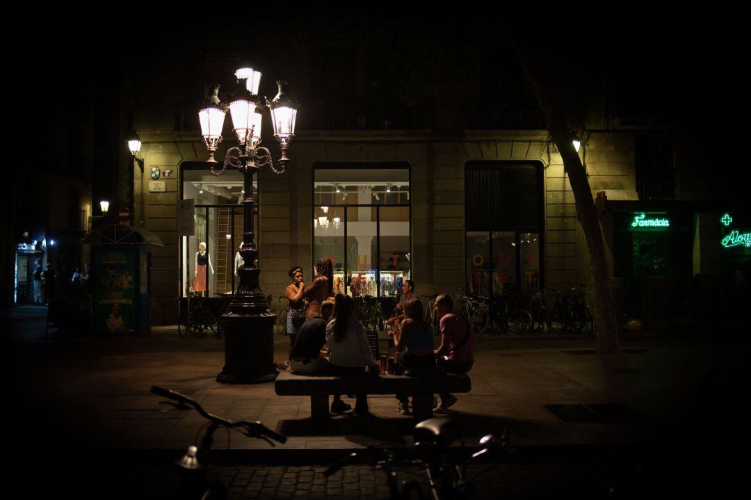 Varias personas en un parque del Paseo del Born el 4 de agosto en Barcelona