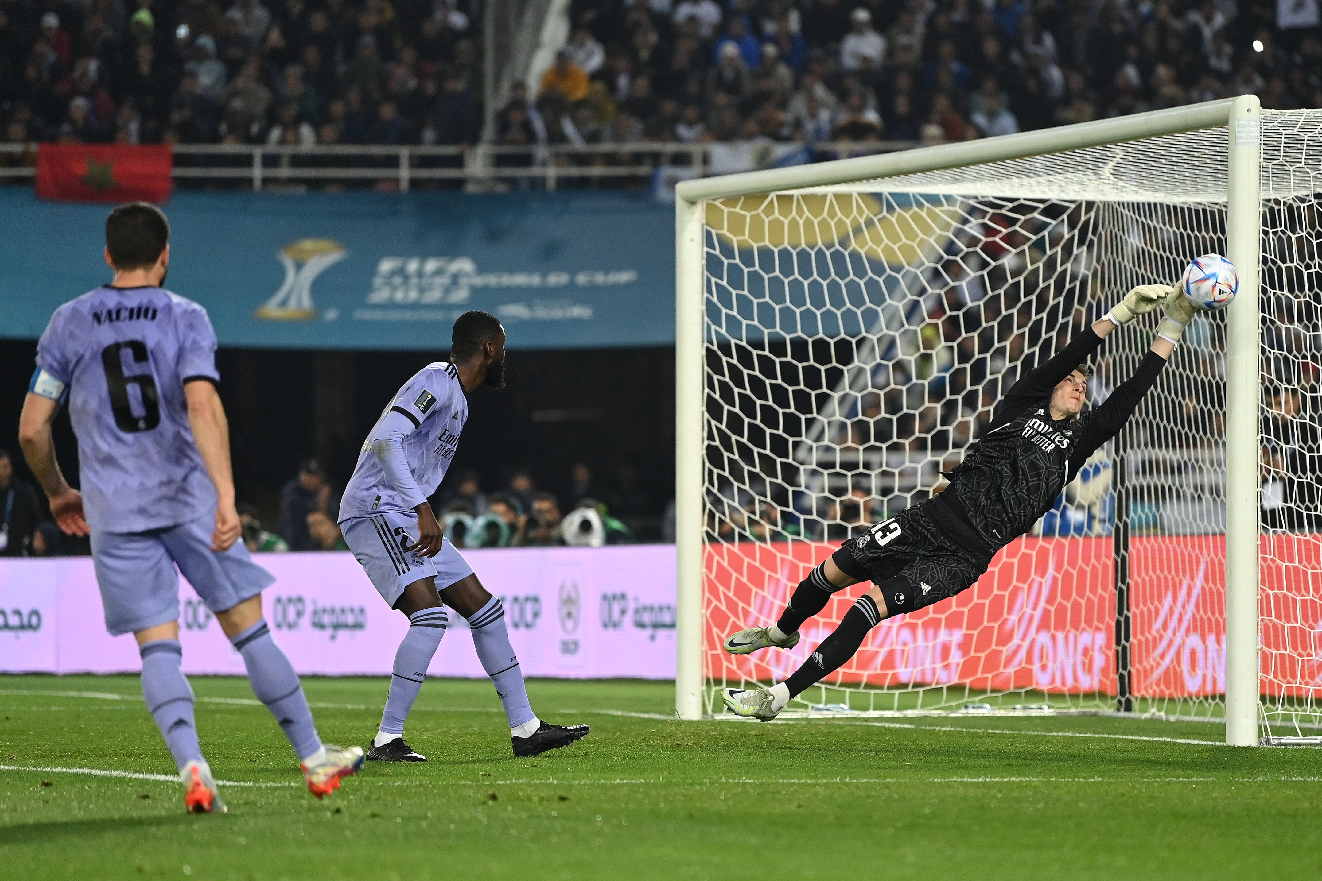 Lunin para un remate del Al-Ahly.