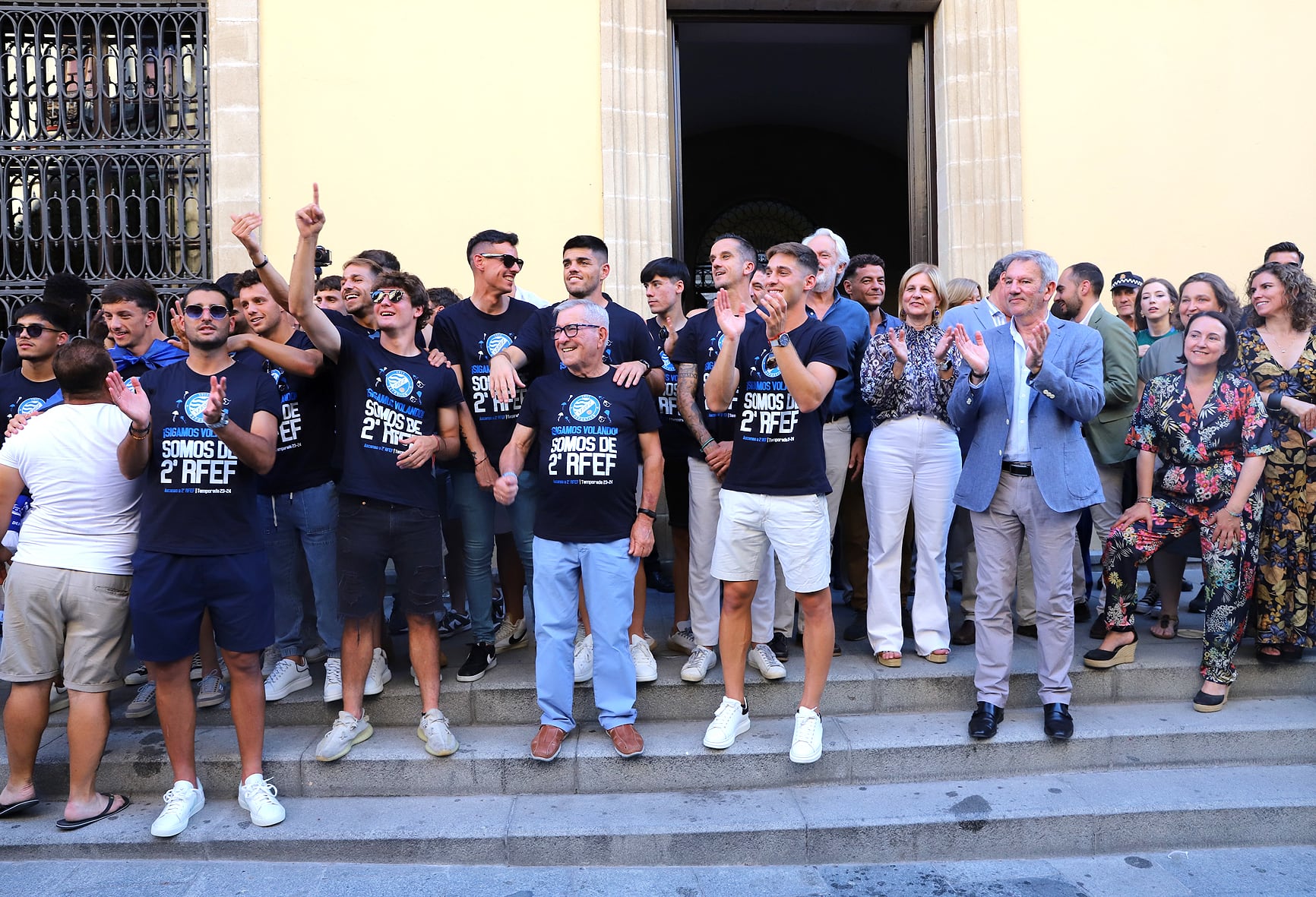 Jugadores, directivos y técnicos a las puertas del Ayuntamiento