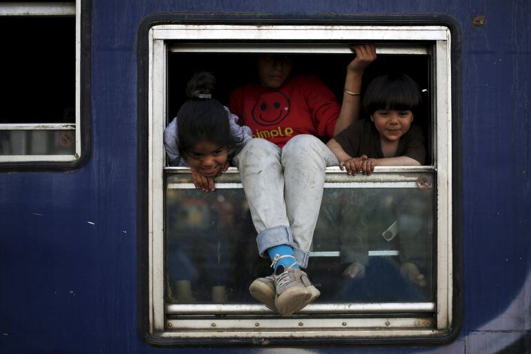 Niños en un vagon de tren, junto al campo de refugiados de Idomeni  