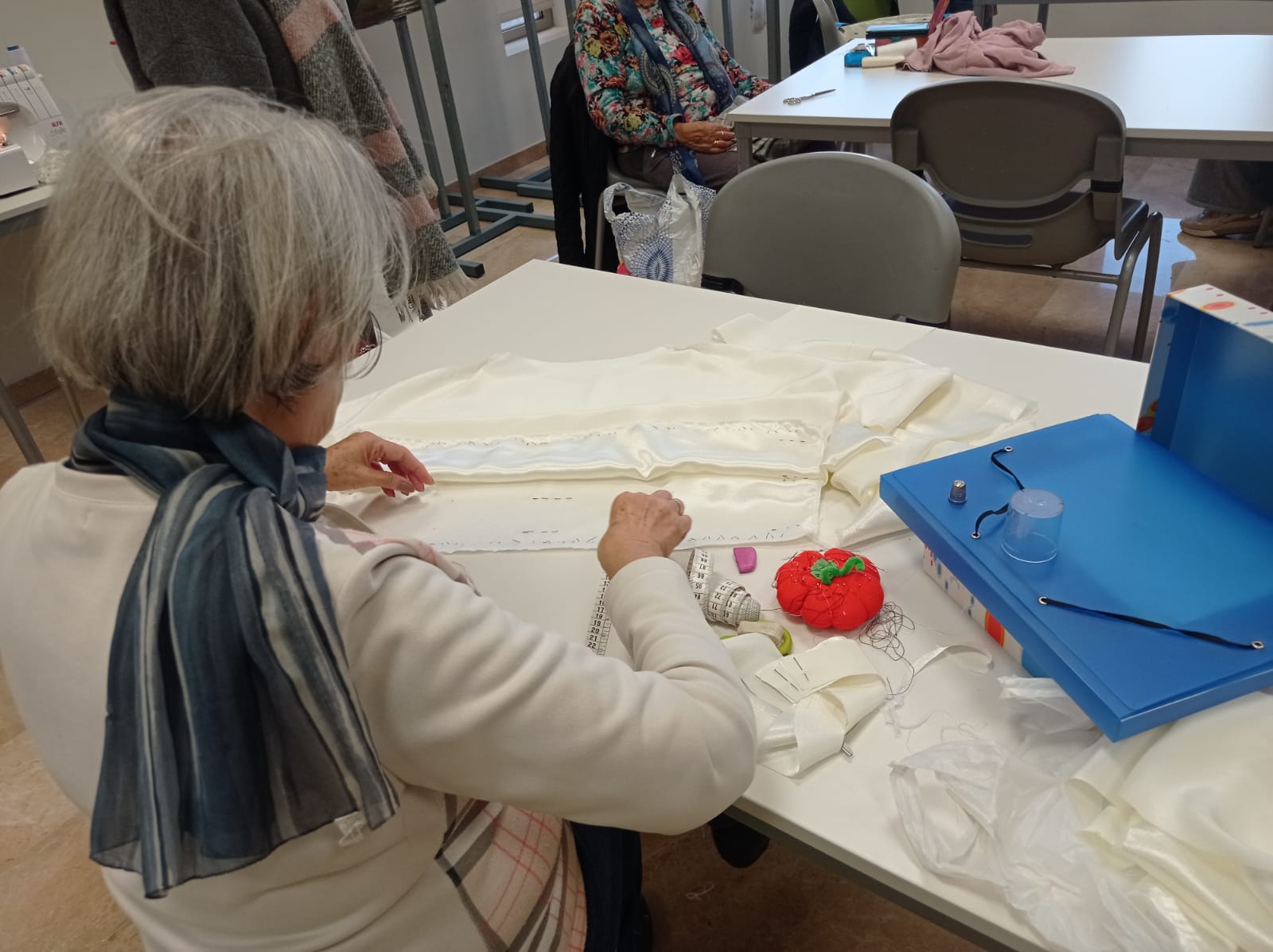 Águeda en el taller de costura