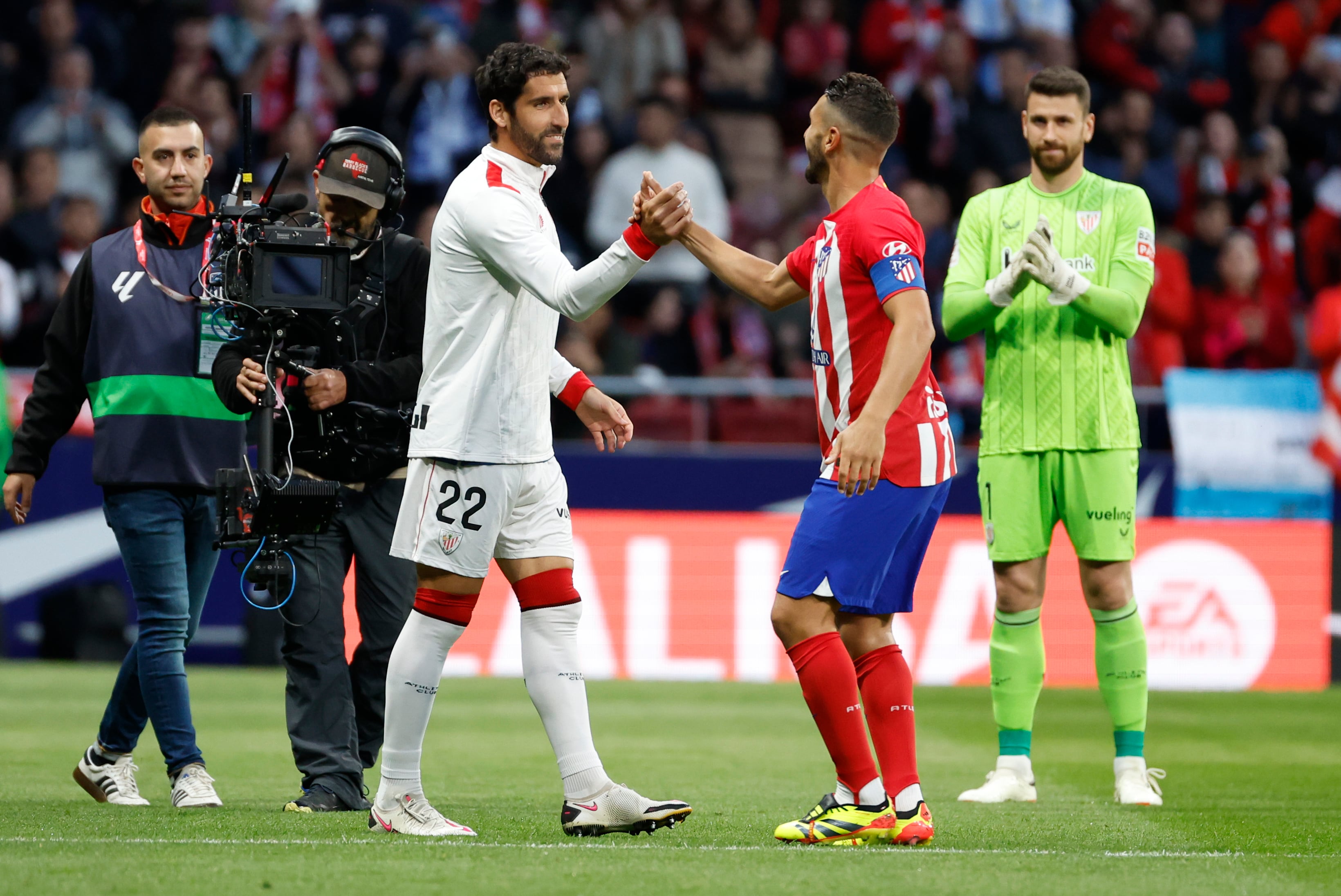 MADRID, 27/04/2024.- El jugador del Athletic Raúl García (c) saluda a Koke Resurrección (2-d), del Atlético, antes del partido de Liga en Primera División que Atlético de Madrid y Athletic Club disputan este sábado en el estadio Metropolitano. EFE/Mariscal
