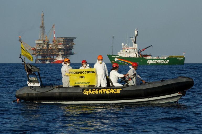 Greenpeace fa una acció davant la plataforma Casablanca contra les prospeccions de Repsol davant del Delta