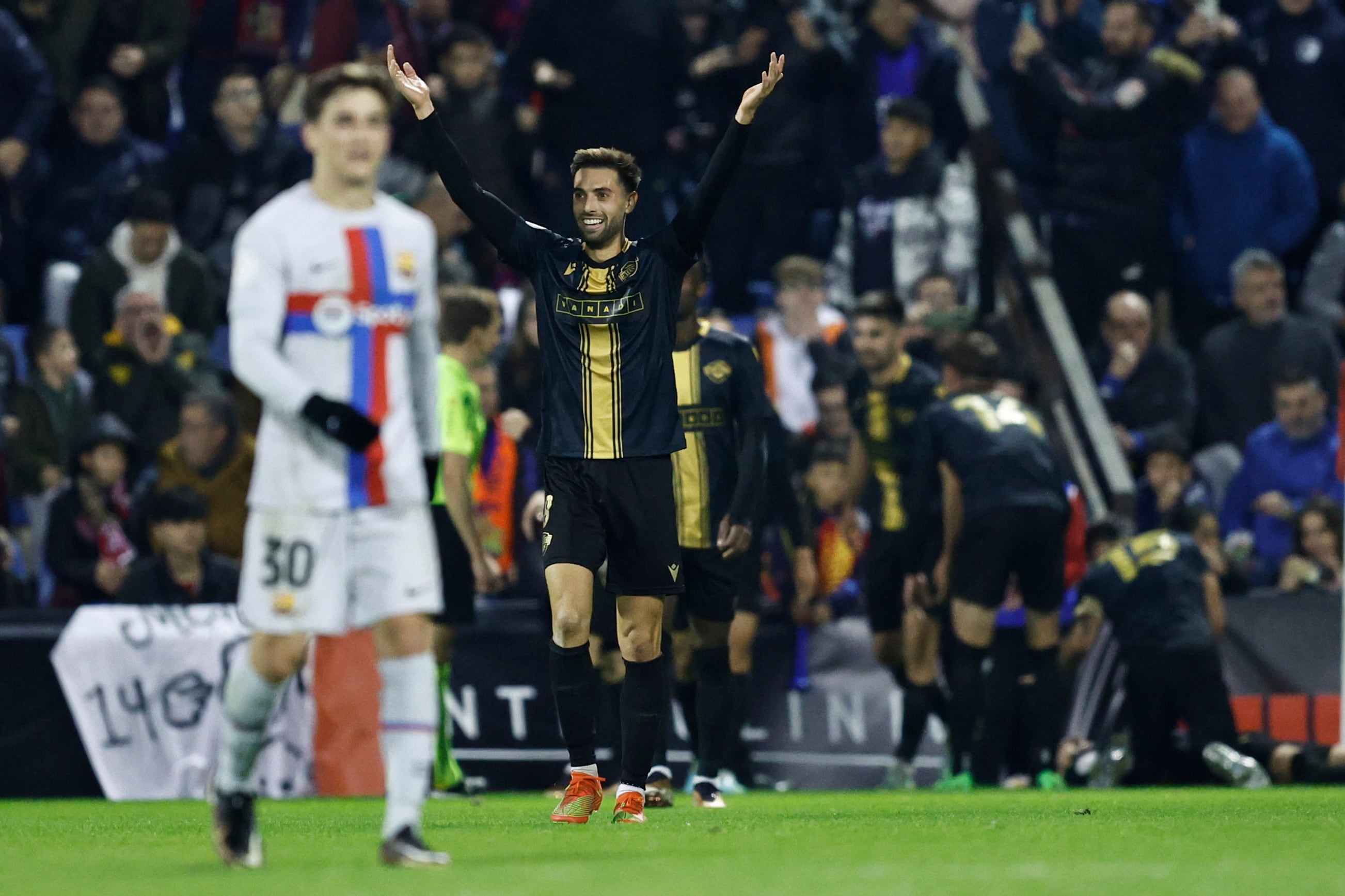 ALICANTE, 04/01/2023.- del CF Intercity Miguel Marí (c) celebra el tercer gol de su equipo ante el FC Barcelona, durante el partido correspondiente a los dieciseisavos de final de la Copa del Rey que se disputa hoy miércoles en el estadio Rico Pérez, en Alicante. EFE/Biel Aliño