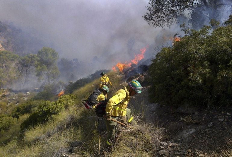 Bomberos del Infoca trabajan en la extinción de un incendio en una imagen de archivo.