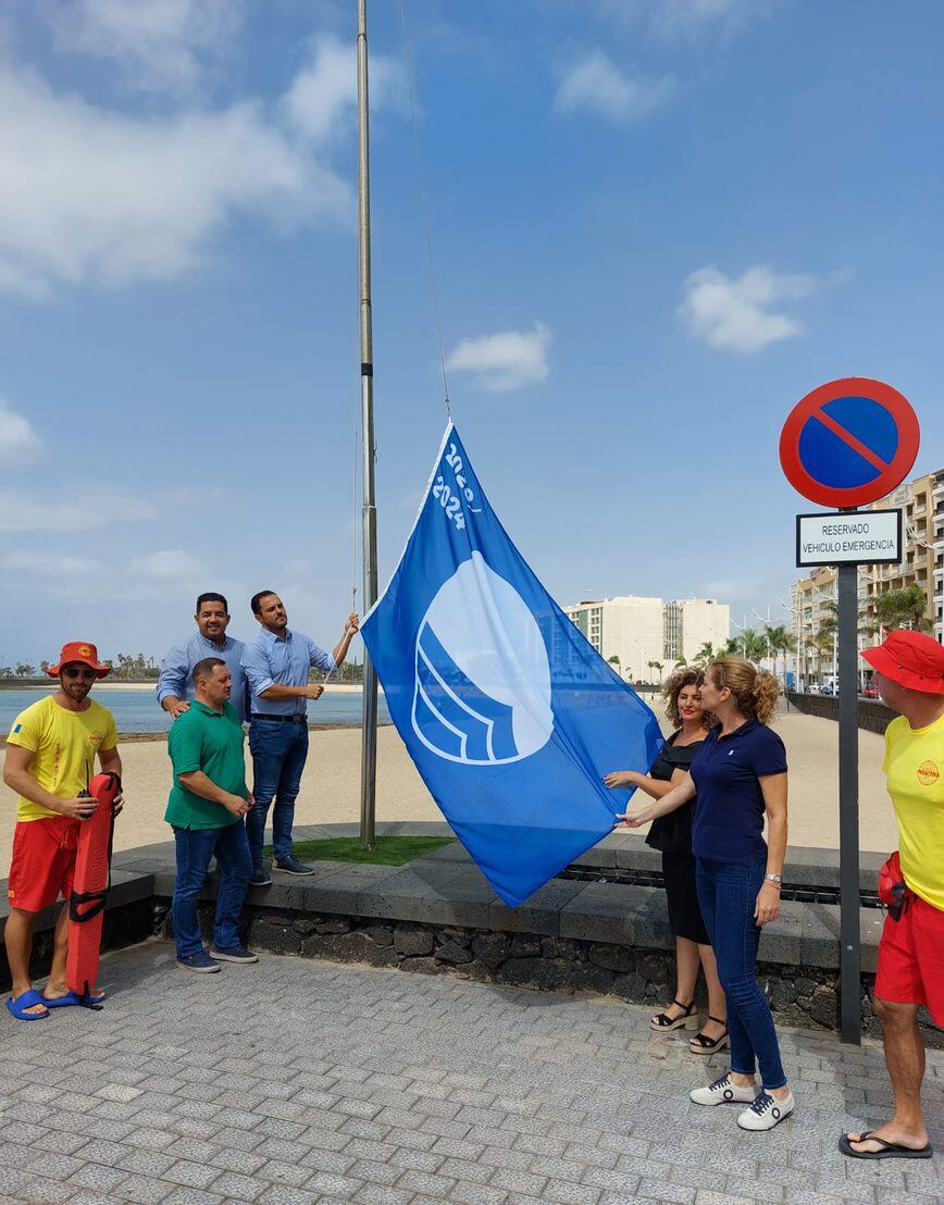 Izado de la bandera azul en la playa del Reducto, en Arrecife.