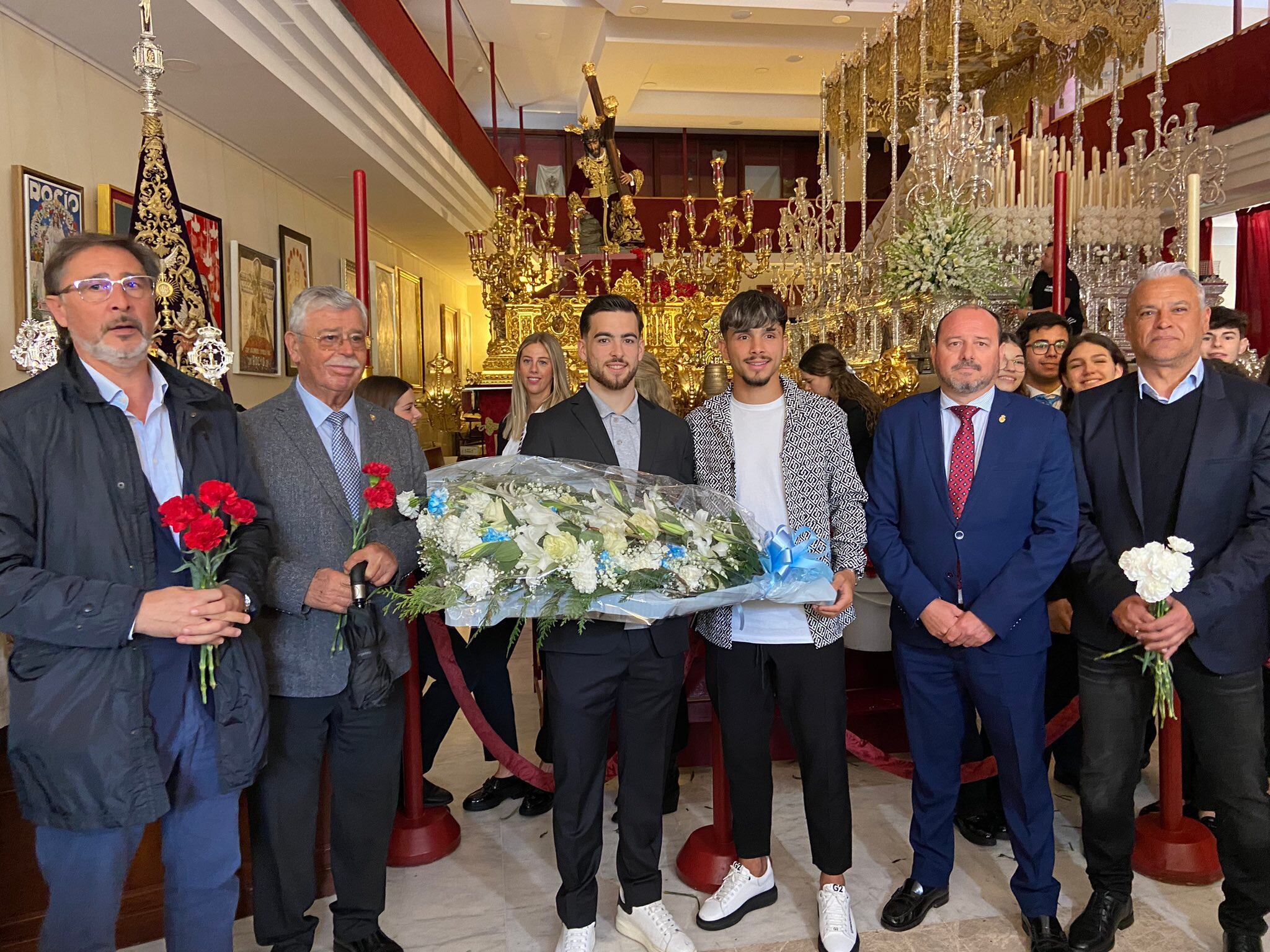 Visita del Málaga a la Semana Santa. De izquierda a derecha están Loren Juarros, Francisco Martín Aguilar, Ramón, Kevin, representante del Rocío y Sergio Pellicer