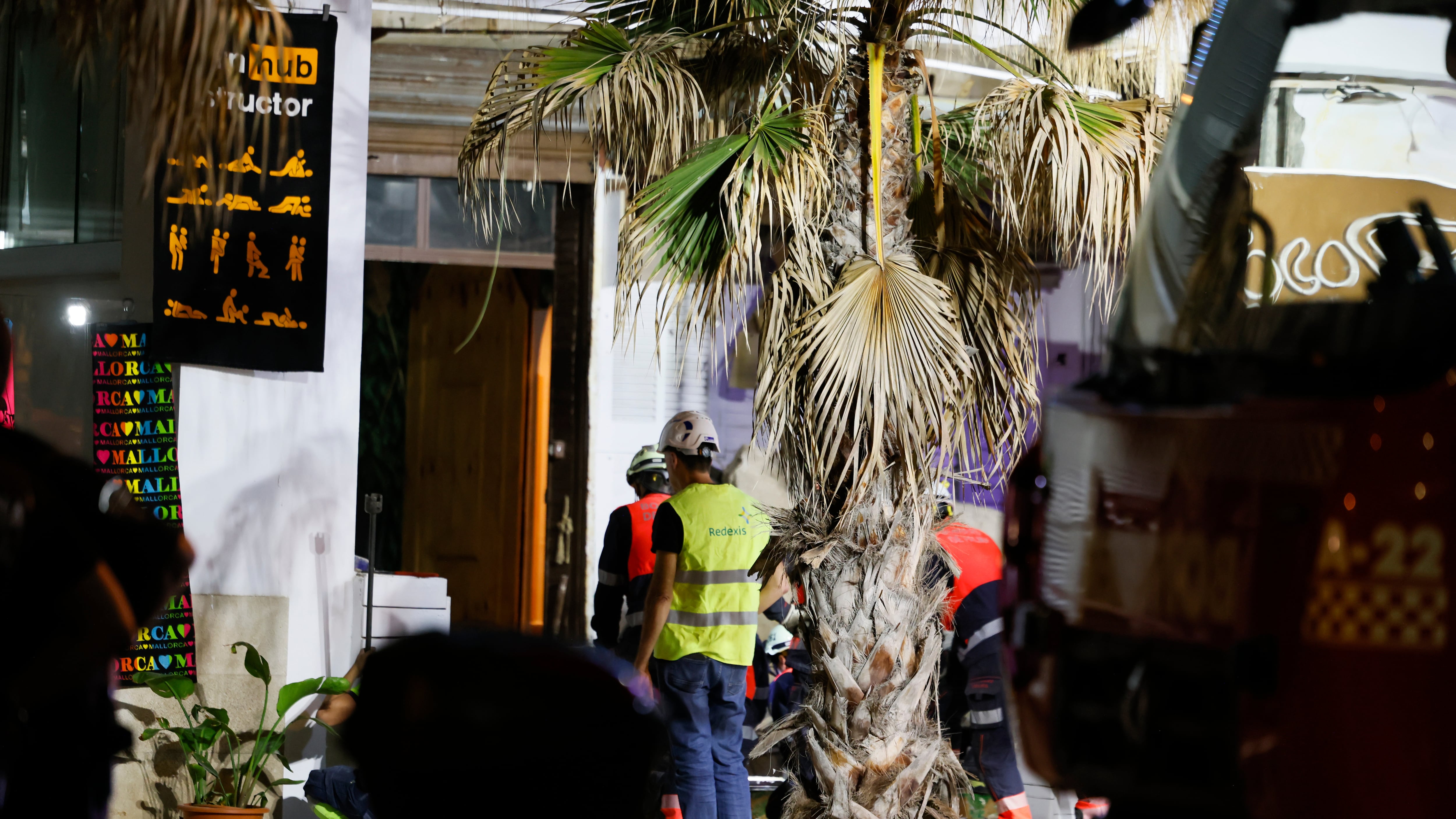 PALMA, 23/05/2024.- Cuatro personas han fallecido y al menos 27 han resultado heridas al desplomarse en la Playa de Palma (isla de Mallorca) el restaurante &#039;Medusa Beach Club&#039; ubicado en una planta baja que se ha hundido hasta el sótano, donde los servicios de emergencias buscan más víctimas. EFE/Cati Cladera
