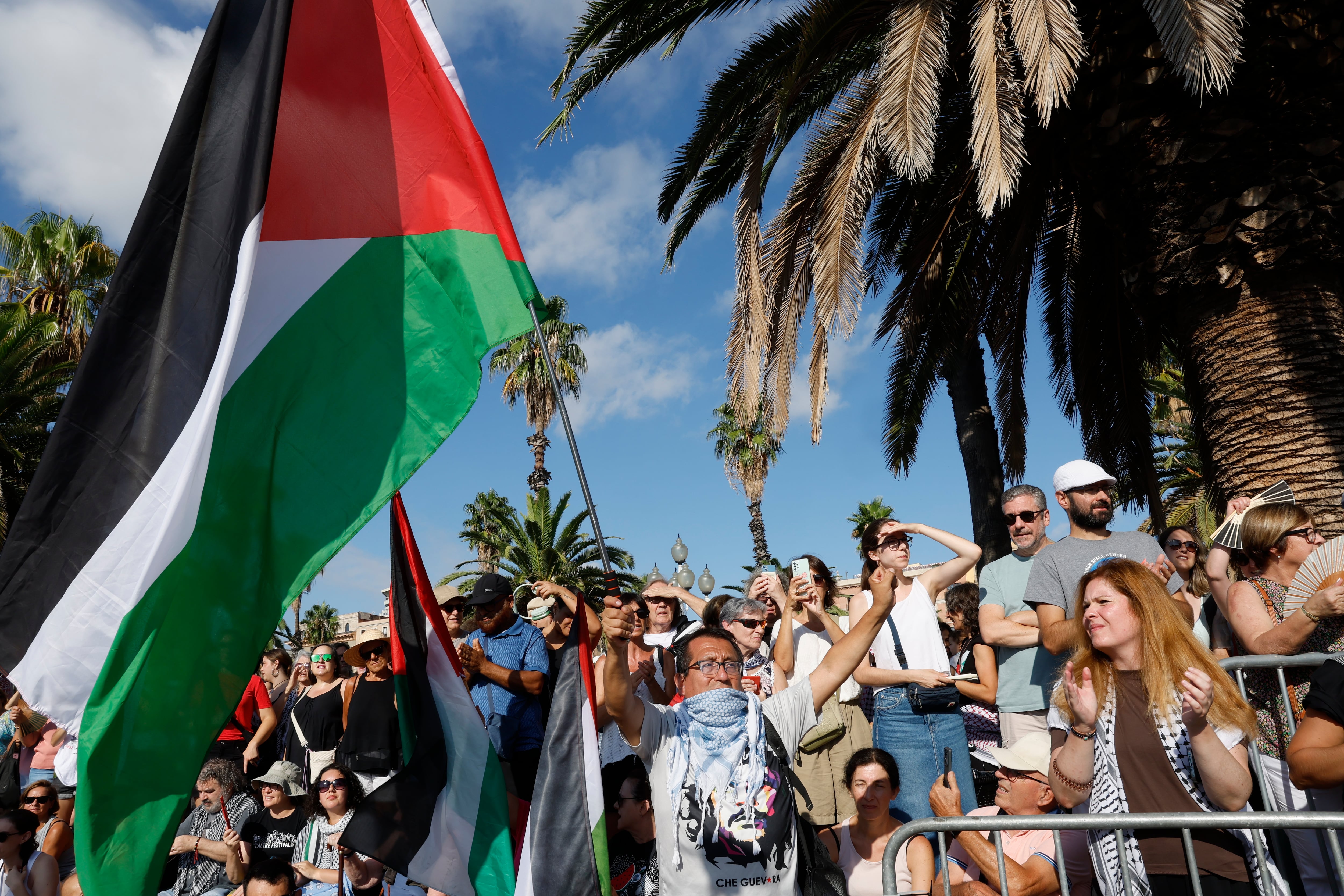 Un grupo de activistas propalestinos muestran su apoyo a la Flotilla Global Sumud, momentos antes de la salida este domingo desde Barcelona y con destino a Gaza.