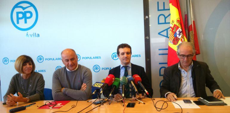 Carmen Aragón, Miguel Ángel García, Pablo Casado y Sebastián González comparecen en la sede del PP