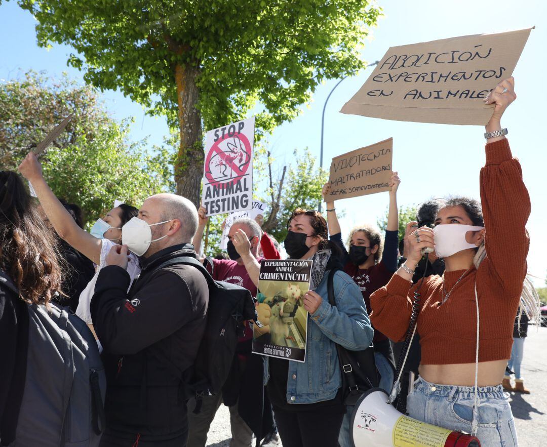 Varias personas protestan frente a las instalaciones del laboratorio Vivotecnia, a 12 de abril de 2021, en Tres Cantos, Madrid (España). 